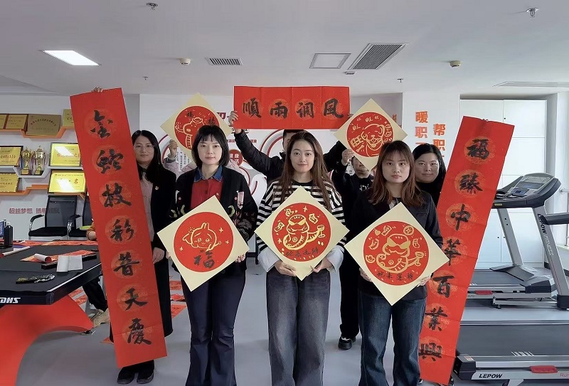 華山營(yíng)銷公司團(tuán)支部 開展“團(tuán)團(tuán)”送祝福——新春送?；顒?dòng)